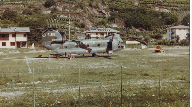 Fondamentale fu il ruolo degli elicotteri, fino a 65(!) tanto che fu necessario stabilire i sensi unici nella Valle,, a destra a salire e a sinistra a scendere. Nella foto un Chinook CH-47C dell'Esercito nello stadio di Sondrio una delle loro basi