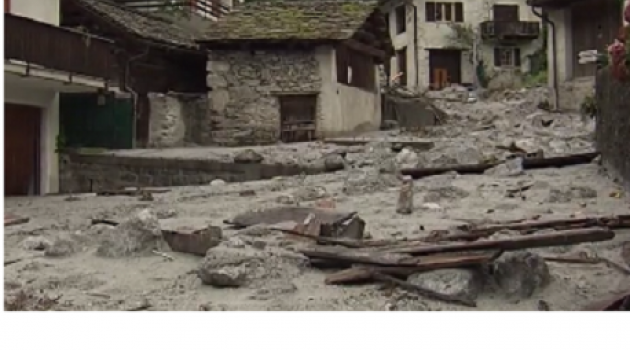 Eloquente la foto inviataci. Non una frana di roccia ma colate consistenti