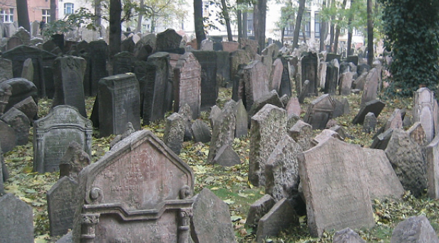 Vecchio cimitero ebraico di Praga. Qui prima dell'orrore ci furono sepolture. Per milioni poi ci furono i forni