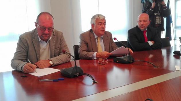 Da sinistra Lorenzo Riva, presidente Confindustria Lecco-Sondrio, Franco Vismara e Antonio Bartesaghi, presidente dei Meccanici lecchesi