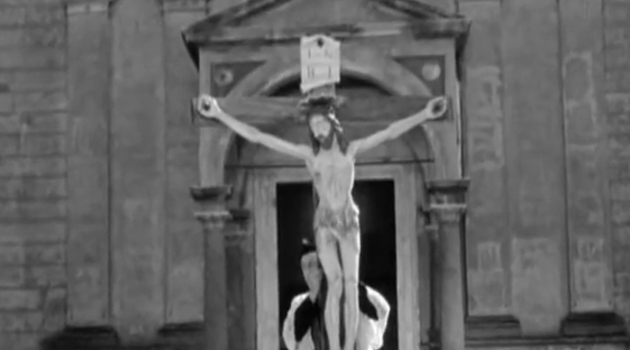 L'eccezionale scena della processione di Don Camillo