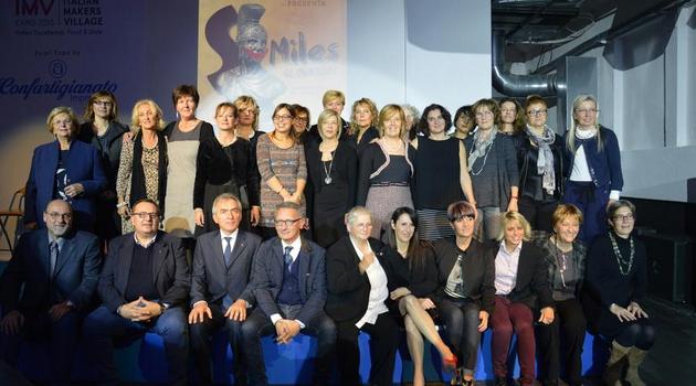 Floriana Palmieri è la prima a sinistra nella foto (abito blu)