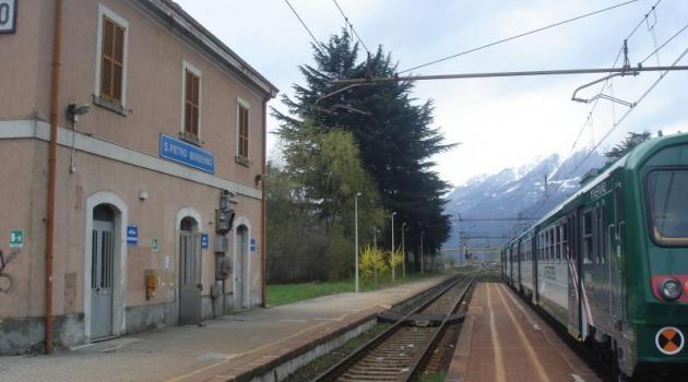 La stazione di Berbenno con treno in attesa di incrocio