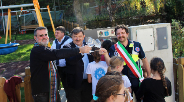 In alto i calici per il brindisi di rito. Non con champagne ma con acqua naturizzata da uno dei 43 fontanelli