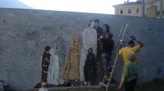 Il grande mosaico di Floriana Palmieri in fase di montaggio nel giardino dell'ospedale