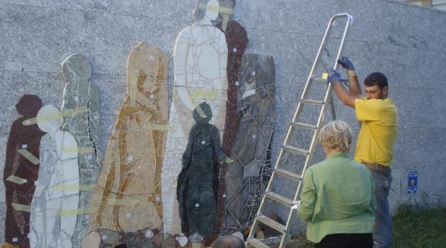 Il grande mosaico, di Floriana Palmieri, nel cortile dell'ospedale di Sondrio, vincitore di un Concorso nazionale. La singolare foto ne mostra il montaggio