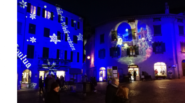 Luminarie eccezionali persino con presepio