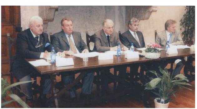 2002, l'Accademiadel Pizzocchero si presenta. Al tavolo Scotti, Andreoli, Donchi, Fay, Filippini