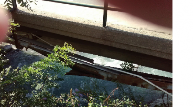 Lamiera sgangherata nel ponte di Via Adua a Sondrio ma non riguarda la struttura