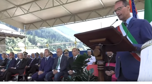 Il Prefetto dr. Scalia in primo piano durante l'intervento del Sindaco di Valdisotto
