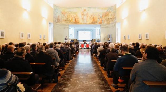 Foto della prima assemblea sinodale di aprile con tutti i 300 sinodali
